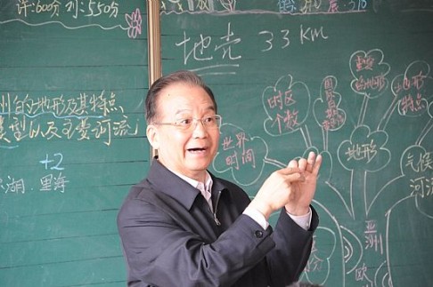 Wen Jiabao, who holds a degree in geology, taught children about why they should study geography. Photo: Liudaohe Middle School