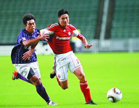 Citizen's Sham Kwok-fai (left) tussles with South China's Li Haiqiang in front of an empty stand in a 2010 league match.