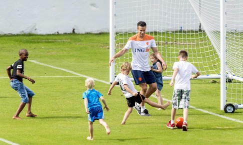 Robin van Persie plays with Dutch players' kids. Photo: Reuters
