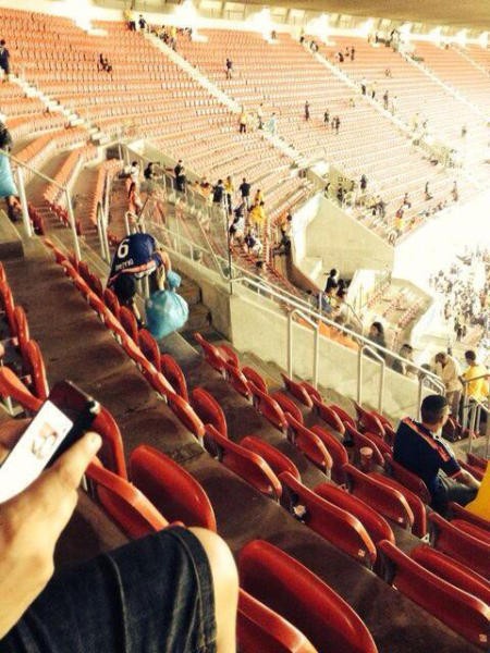 Japanese fans pick up rubbish from the stands