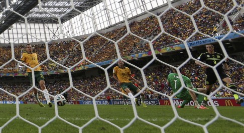 Fernando Torres scores the second. Photo: Reuters