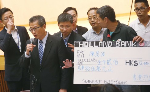 Paul Chan Mo-po speaks to protesters in Fanling. Photo: David Wong