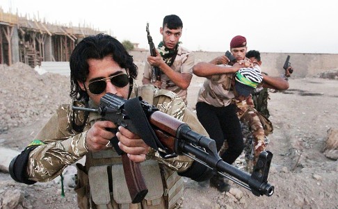 Shiite volunteers in the Iraqi army take part in a military-style training in Basra. Photo: Reuters