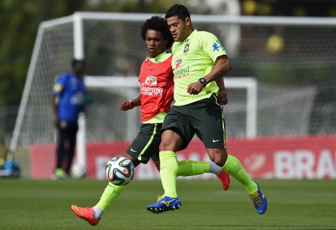 Brazil midfielder Willian (left) and forward Hulk take part in a training session at the Granja Comary complex in Teresopolis. Photo: AFP 
