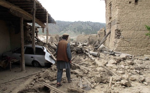 A local tribesman inspects a house allegedly occupied by suspected militants after it was bombed by Pakistani fighter jets in North Waziristan. Photo: EPA