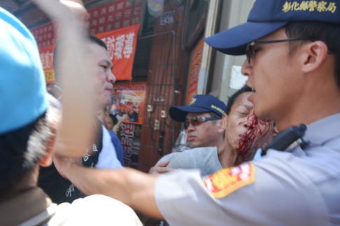 Taiwanese police try to stop a protest outside Lugang Mazu Temple, in Changhua county, targeting Zhang Zhijun. Zhang cancelled his visit there. Photo: CNA