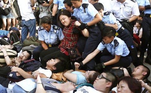 Police confront protesters outside the HSBC building. Photo: Reuters 