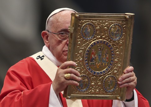 Pope Francis conducts a mass after presenting archbishops with their palliums in Saint Peter's Basilica at the Vatican June 29, 2014. Photo: Reuters