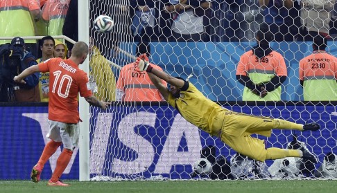 Argentina goalkeeper Sergio Romero saves Wesley Sneijder's penalty. Photo: AP