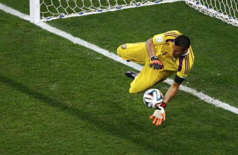 Sergio Romero saves from Ron Vlaar. Photo: Reuters