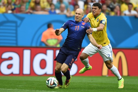 Thiago Silva pulls Robben back to concede a penalty. Photo: AFP