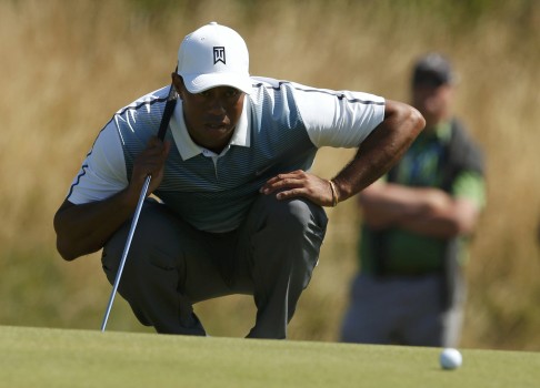 Tiger Woods lines up his putt on the 10th green in the first round of the British Open Championship at Royal Liverpool in Hoylake. Photo: Reuters 