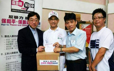 Dr Ko Wing-man (left) signs for support anti-Occupy Central group.