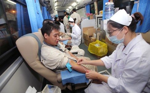 Workers of Nantong COSCO Shipyard Company donate blood on a voluntary blood donation vehicle in Nantong, Jiangsu. Photo: Xinhua