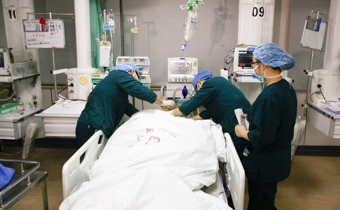 A seriously injured victim receives medical treatment in intensive care unit at the No 1 Hospital Affiliated to Suzhou University in Suzhou, Jiangsu Province. Photo: Xinhua