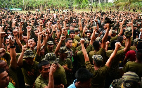 MILF rebels shout after hearing the peace agreement was signed by rebels' representatives on March 27, 2014. Photo: AFP