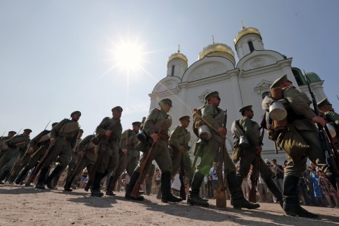 Members of military historical clubs dressed as WW1 Russian soldiers march during a historical festival outside of St. Petersburg, 03 August 2014. Photo: EPA