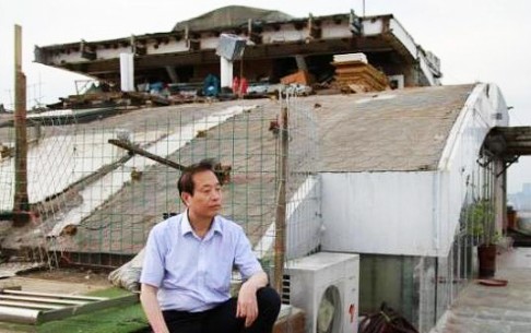 Zhang Biqing shows reporters what remains of his rooftop pleasure grounds. Photo: news.163.com