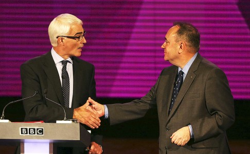 Darling and Salmond shake hands at the start of the debate at Glasgow's Kelvingrove Art Gallery. Photo: Reuters