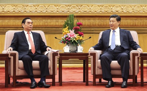 Chinese President Xi Jinping (right) meets with Vietnamese envoy Le Hong Anh in Beijing. Photo: Xinhua
 