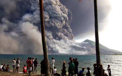 Islanders watch Mount Tavurvur volcano erupt in Papua New Guinea in 2006. Photo: AFP