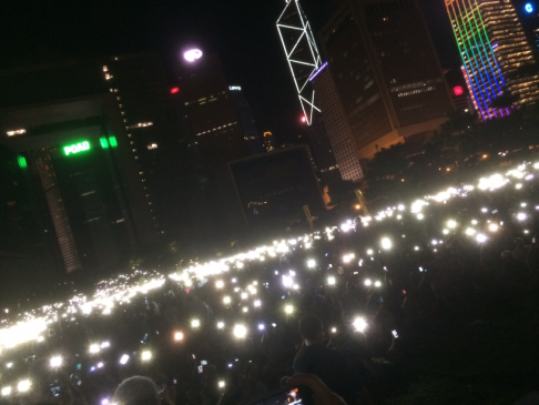 Occupy Central supporters turn on their mobile phone flashlights. Photo: Ernest Kao.  