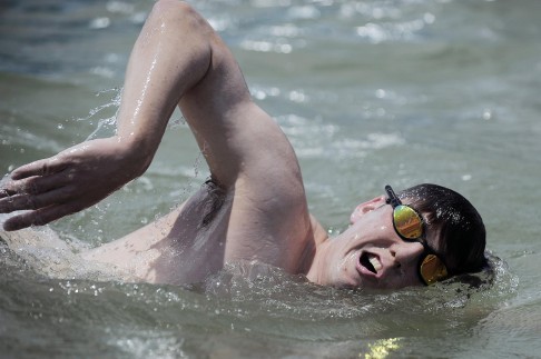 Simon Holliday swims from Hong Kong to Macau. Photos: K.Y. Cheng, SCMP Pictures