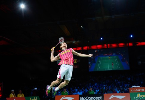 Lee Chong Wei smashed against China's Chen Long> Photo: AFP
