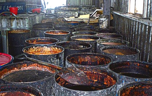 The scandal has alarmed many people because so many well-known food companies and eateries have been found to have used the gutter oil.