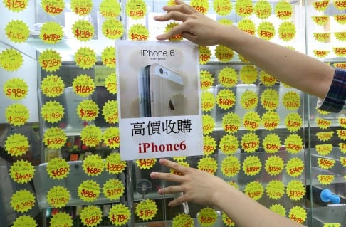 Shopkeepers offer high prices for new iPhone 6s at Sin Tat Plaza in Mong Kok. Photo: Sam Tsang