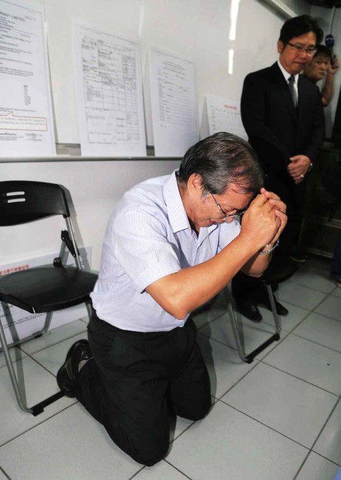 Yeh Wen-hsiang gets down on his knees in apology. Photo: CNA