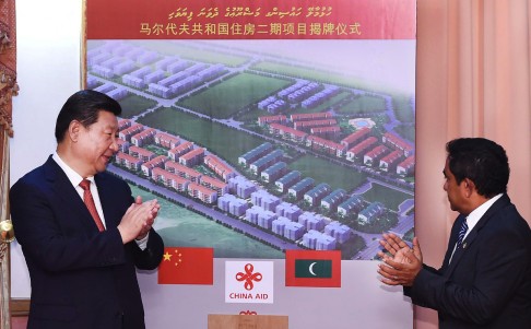 Chinese President Xi Jinping (left) and his Maldivian counterpart Abdulla Yameen Abdul Gayoom jointly inaugurate a housing unit project in Male, Maldives. Photo: Xinhua