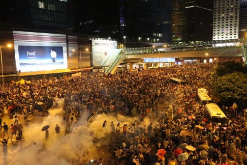 Police face off with protesters on Sunday night. Photo: K. Y. Cheng