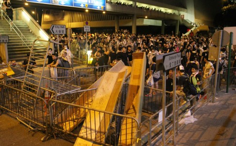 Protesters occupy Edinburgh Place in Central at midnight. Photo: Dickson Lee