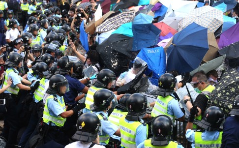 Protesters scuffle with police officers at Connaught Road Central in Admiralty on September 28, 2014. Photo: K.Y. Cheng