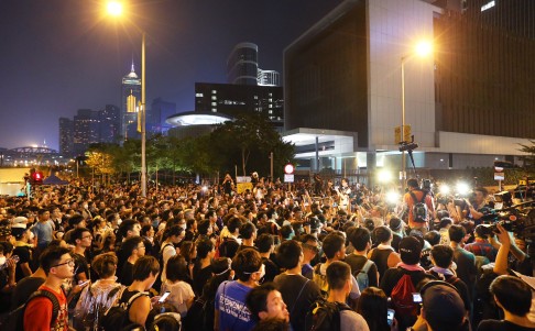 Protesters mass in front of CY Leung's office in Admiralty, demanding that he step down. Photo: K.Y. Cheng