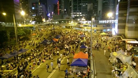 Crowds have thinned but are holding on to Connaught Road in Admiralty. Photo: Chris Lau