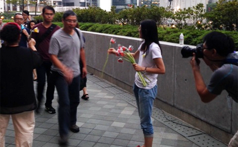Protesters hand flowers to government workers in Admiralty. Photo: Jennifer Ngo