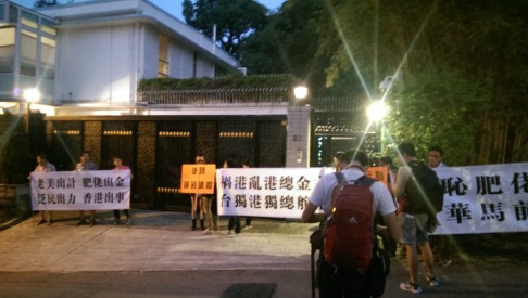 Anti-Occupy protesters target Jimmy Lai's house. Photo: Chris Lau