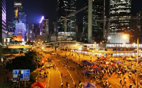 Protesters gather near government headquarters in Admiralty on Wednesday evening. Photo: K. Y. Cheng