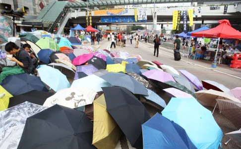 Students eat and chat surrounded by umbrellas. Photo: Dickson Lee
