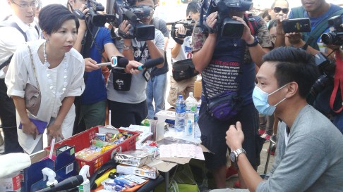 Wan Chai District Councillor Yolanda Ng speaks to a volunteer about letting trams through. Photo: Kathy Gao