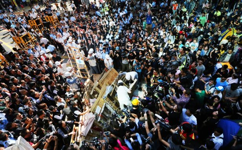 Police move in to prevent protesters from reoccupying the area. Photo: Sam Tsang