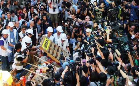 Bailiffs tear down barricades. Photo: Dickson Lee