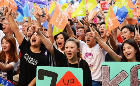 Supporters of newly-elected independent Taipei Mayor Ko Wen-je celebrate after winning the elections in Taipei. Photo: AFP