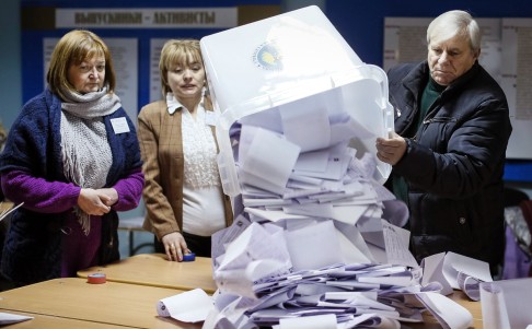 A member of a local electoral commission empties a ballot box after a parliamentary election at a polling station in Chisinau on November 30, 2014. Photo: Reuters