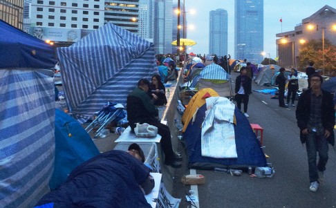 The last morning: some protesters start to pack away tents while others say their goodbyes. Photo: K. Y. Cheng