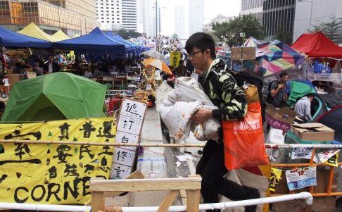 A student prepares to leave the protest area outside the Central Government Office. Photo: Dickson Lee<br />
