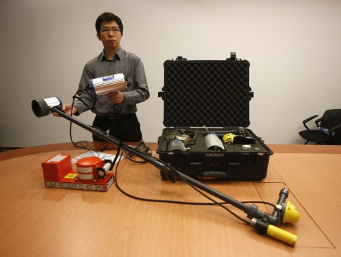 A specialist from Singapore's Ministry of Transport's Air Accident Investigation Bureau showcases a set of underwater locator beacon detector that will be used to assist in locating the flight recorders of the missing AirAsia flight QZ8501 plane. Photo: Reuters