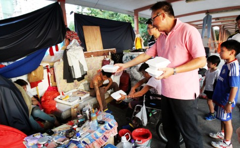 Volunteers deliver meals to the homeless in Sham Shui Po. Photo: Dickson Lee